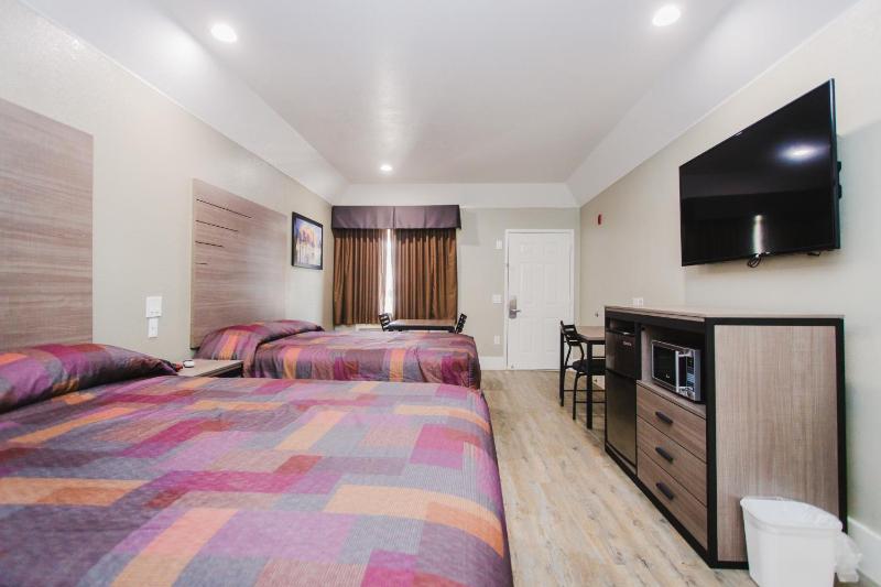 Superior Queen Room with Two Queen Beds image 4