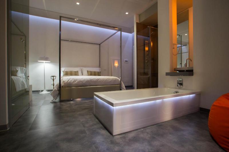 Deluxe Double Room with Balcony image 2