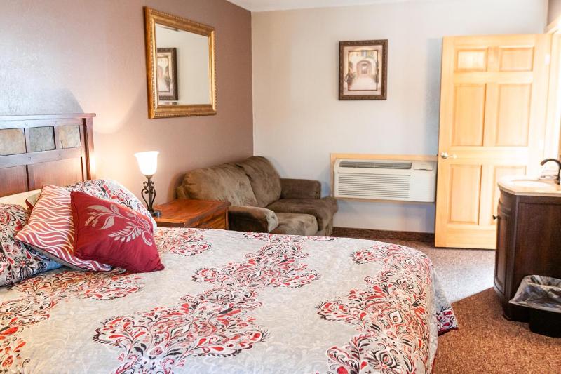 Queen Room image 4