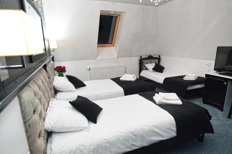 Deluxe Triple Room image 3