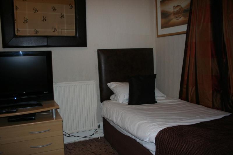 Twin Room image 2