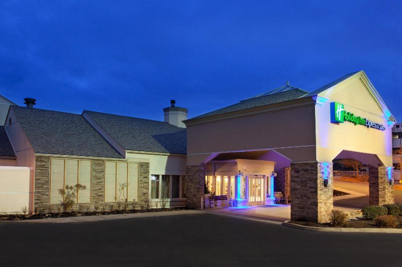 Holiday Inn Express Hotel & Suites Pittsburgh Airport By IHG - image 1