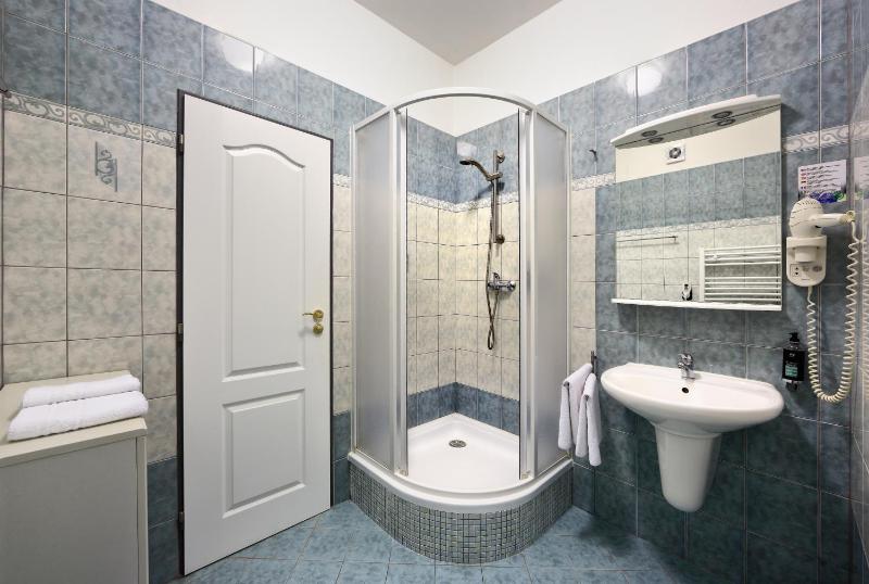 Superior Triple Room image 4