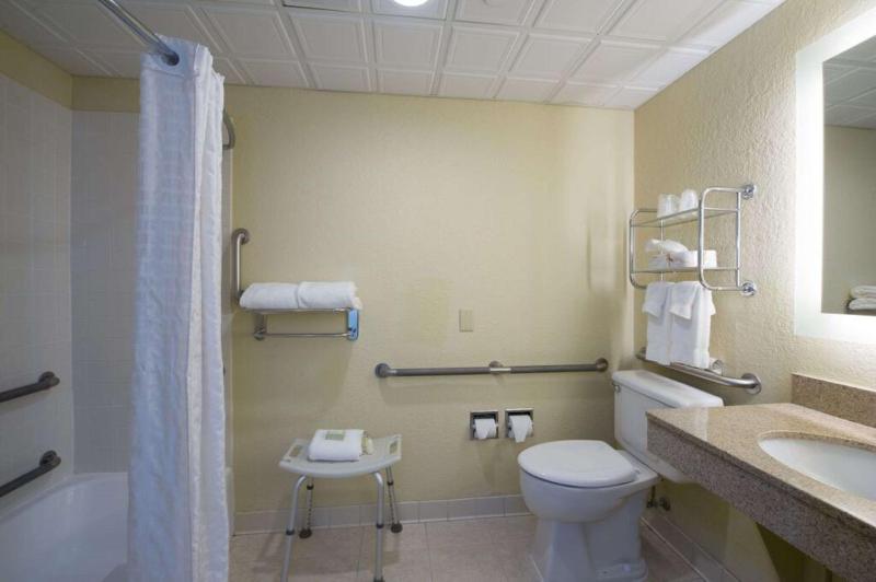 Queen Room - Mobility Access/Non-Smoking image 3