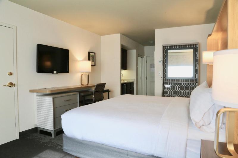 Standard King Room image 3