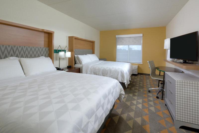 Standard Room with Two Queen Beds image 4