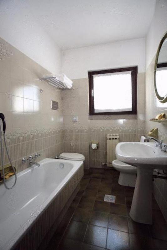 Double Room with Balcony image 4