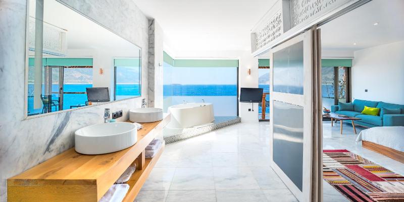 Deluxe Suite with Sea View image 2