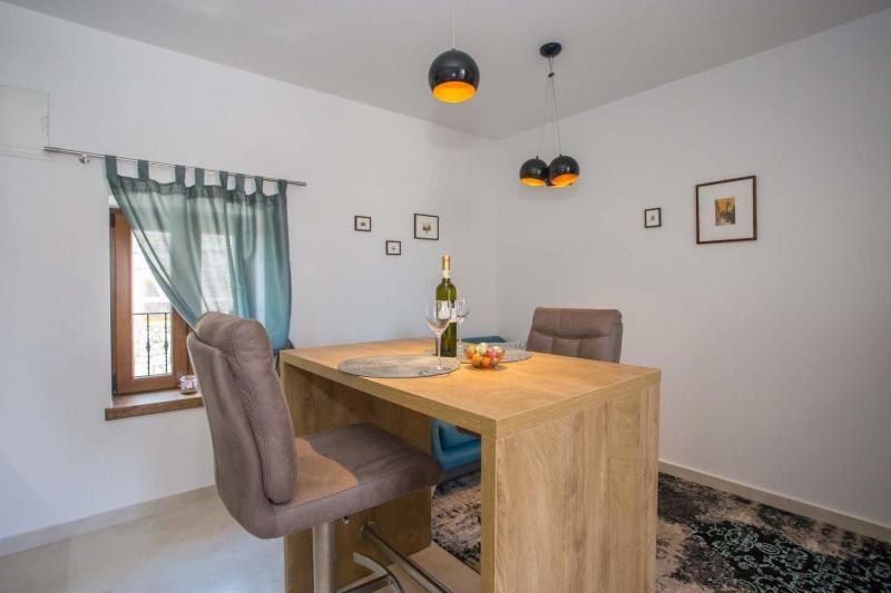 One-Bedroom Apartment image 3