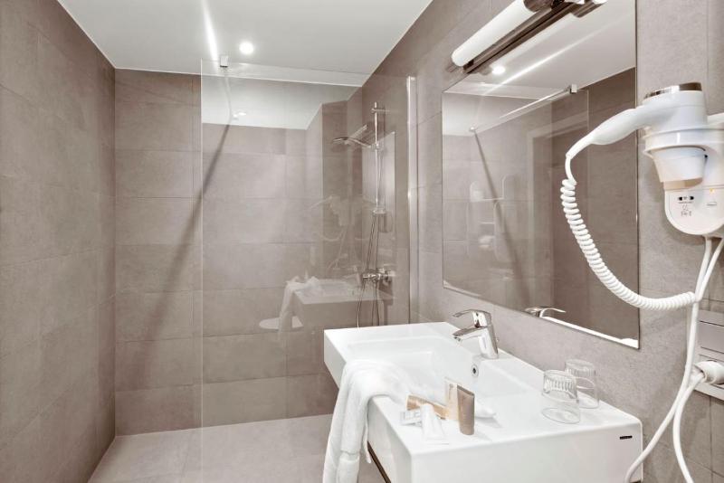 Standard Double Room with Bath or Shower image 2