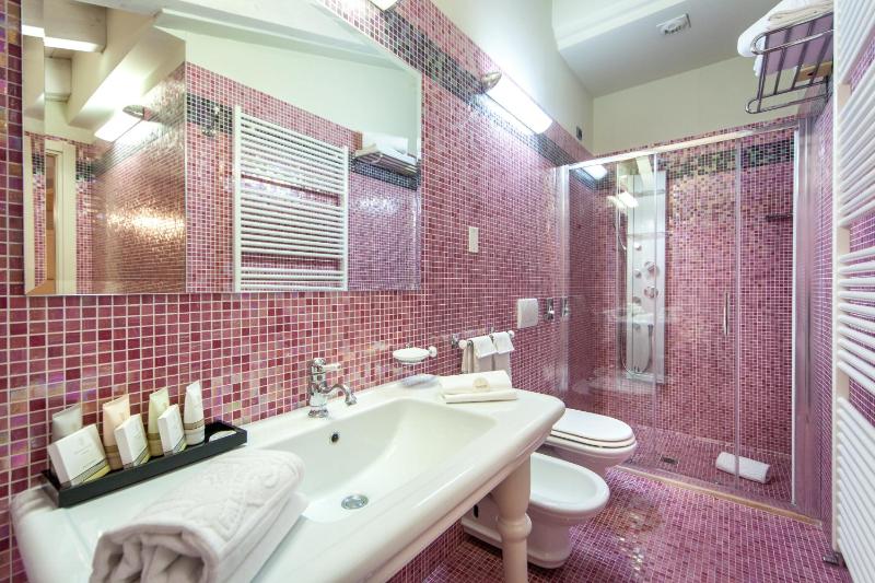 Deluxe Double or Twin Room with Sea View image 2