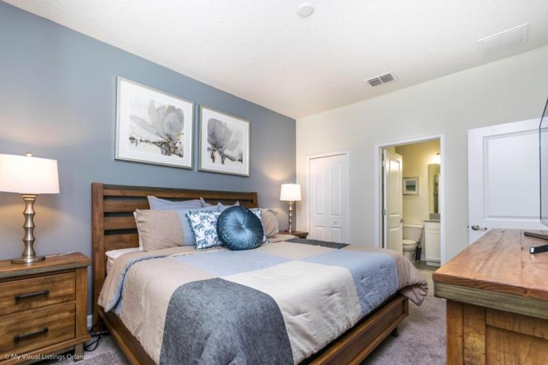 Eight-Bedroom House image 2