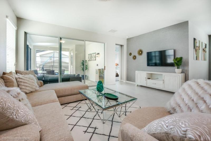 Seven-Bedroom House image 3