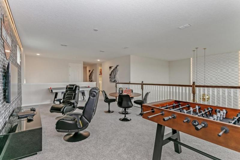 Six-Bedroom House image 3
