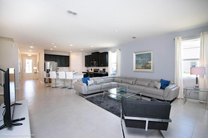 Six-Bedroom House image 2