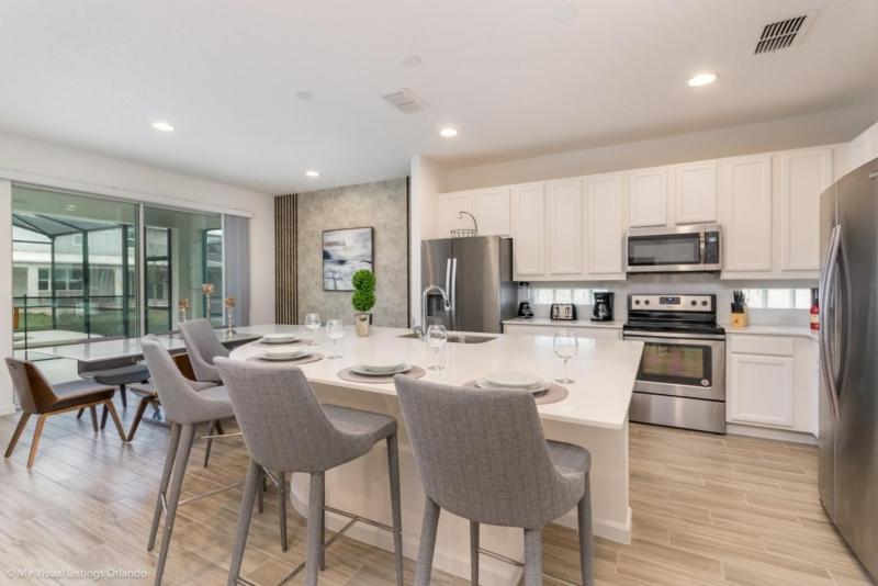 Eight-Bedroom House image 2