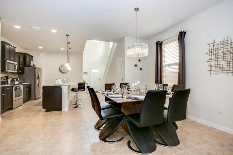 Six-Bedroom House image 3