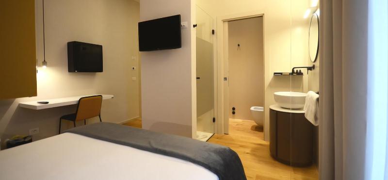 Superior Double Room with Balcony image 1