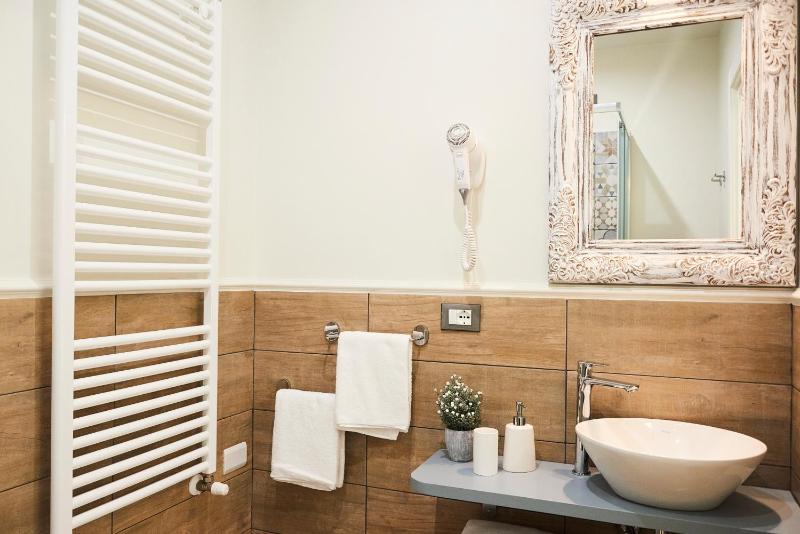 Deluxe Double Room with Extra Bed image 4