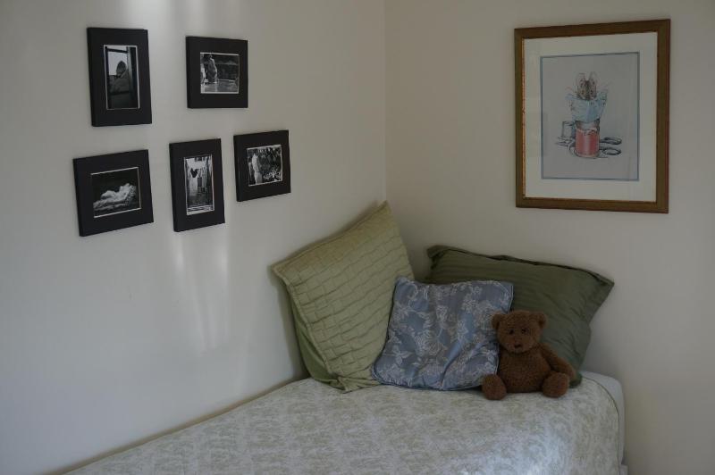 Queen and Twin Room with Shared Bathroom image 2