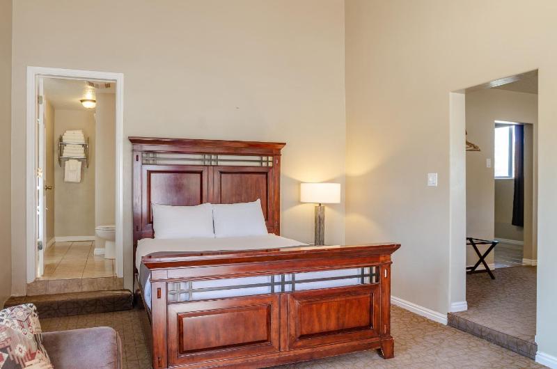 King Suite with Kitchen image 3
