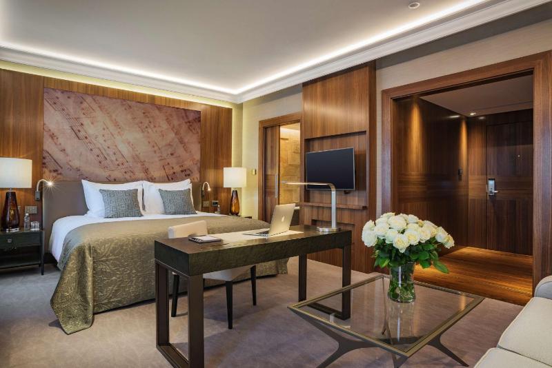 Deluxe Room King image 1