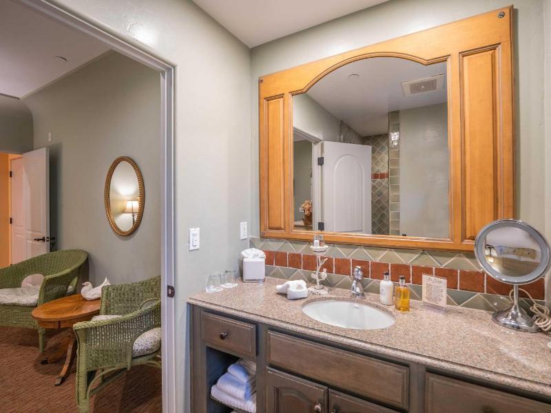 Luxury Suite 1 image 2