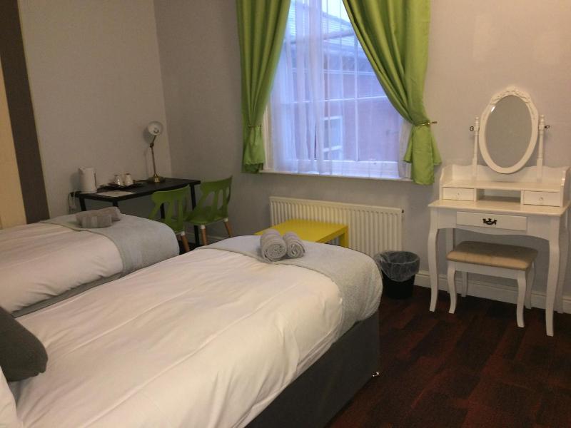 Twin Room with Private Bathroom image 1