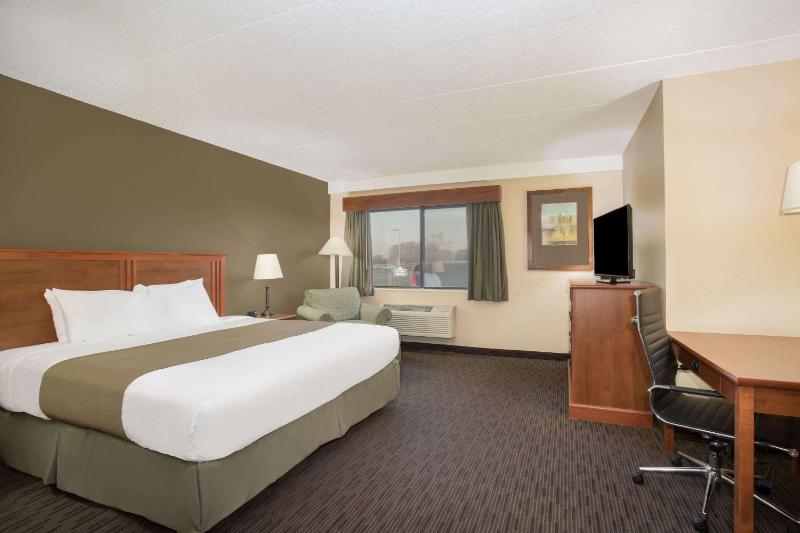 King Suite - Non-Smoking image 3