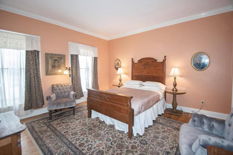 Queen Room (Portrait) image 1