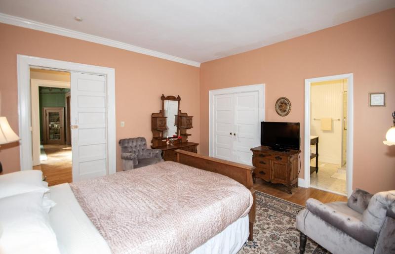Looking Glass Inn - image 14