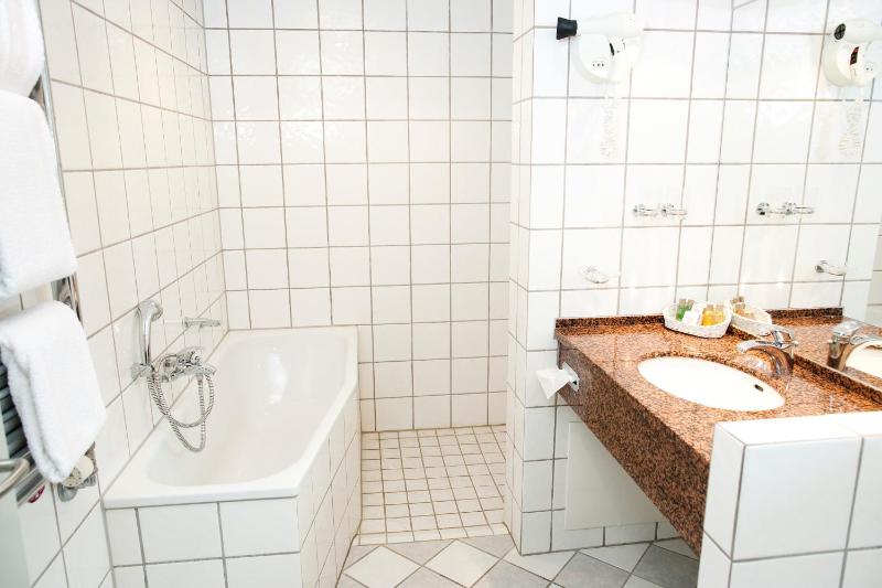 Suite with Garden View image 3
