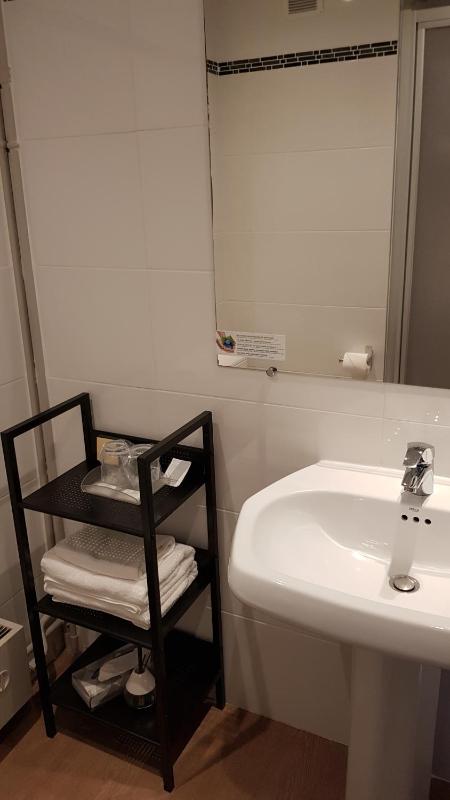 Standard Twin Room image 4