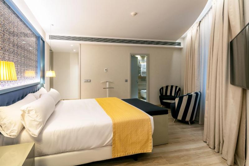 Deluxe Room image 3