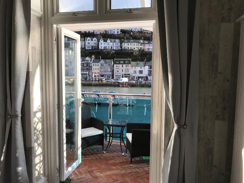 Deluxe Double Room with Balcony and Sea View image 4