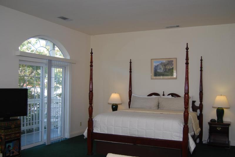 Deluxe King Room image 1