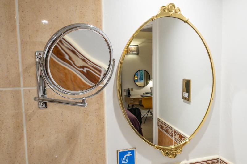 Small Double Room image 2