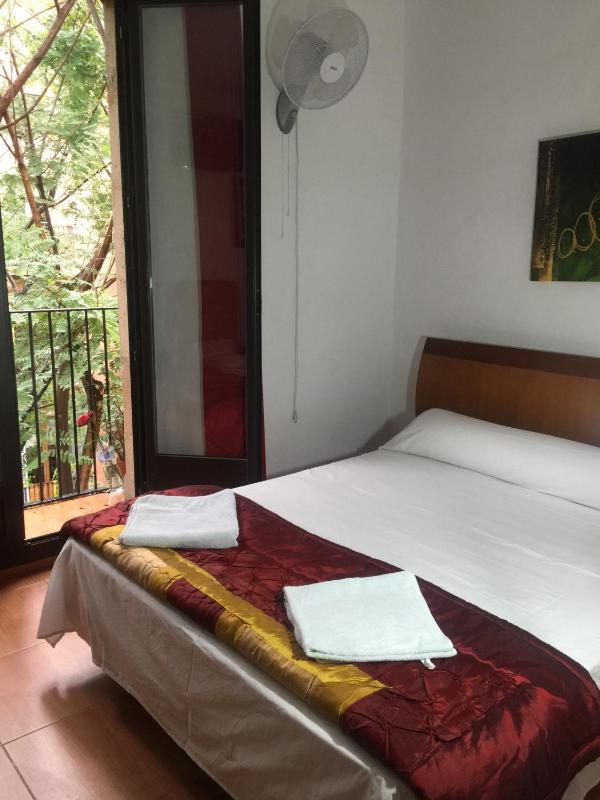 Double Room with Balcony image 4