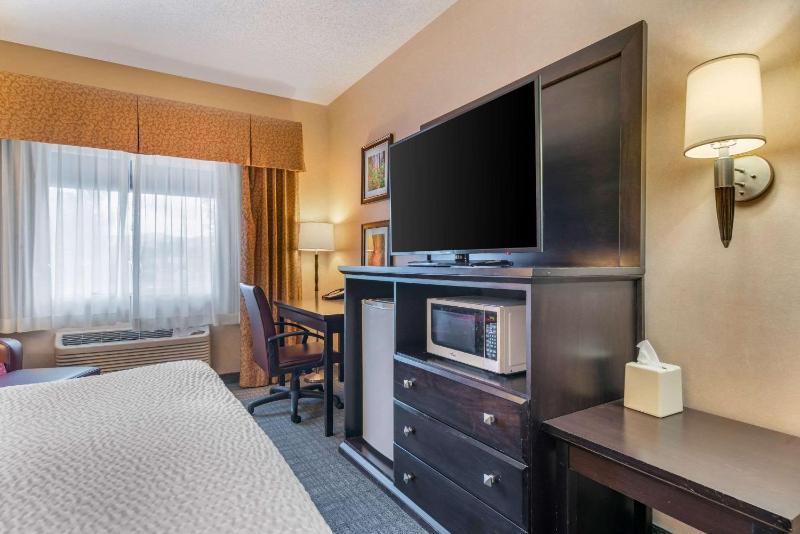 Queen Room with Two Queen Beds - Non-Smoking image 4
