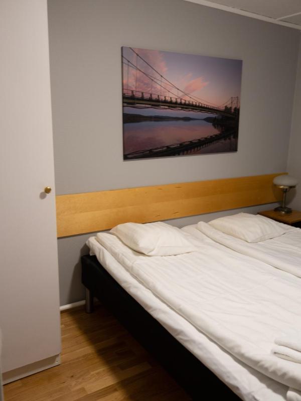 Standard Twin Room with Shared Bathroom image 2