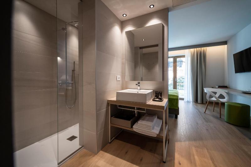 Standard Double Room image 3