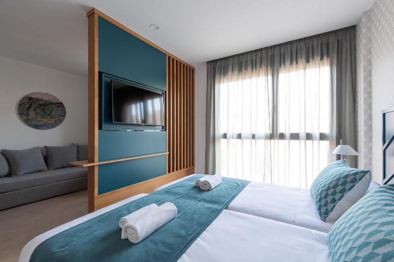 Deluxe Twin Room image 1