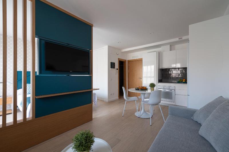 Deluxe Twin Room image 4