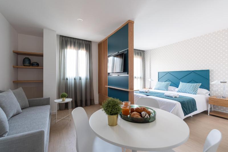 Deluxe Twin Room image 3