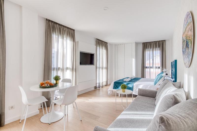 Superior Twin Room image 3