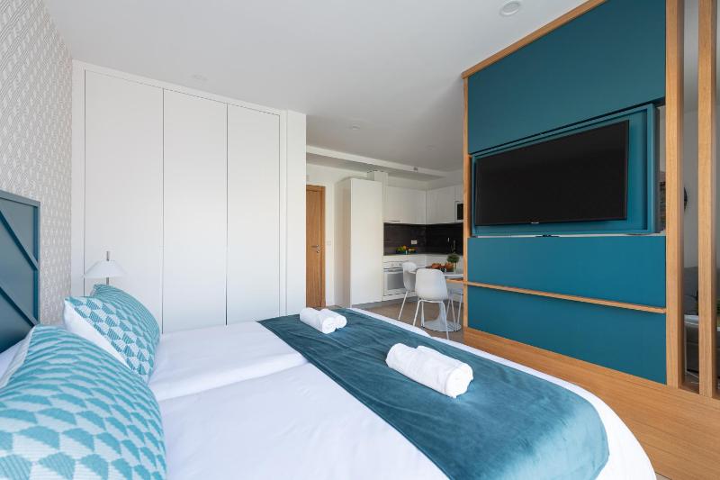 Deluxe Twin Room image 2