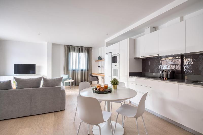 Family Suite with Balcony image 3