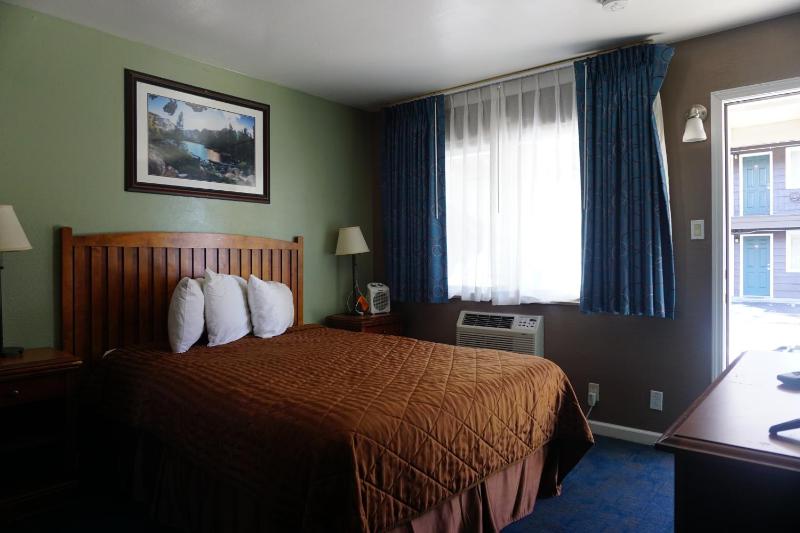 Queen Room image 2