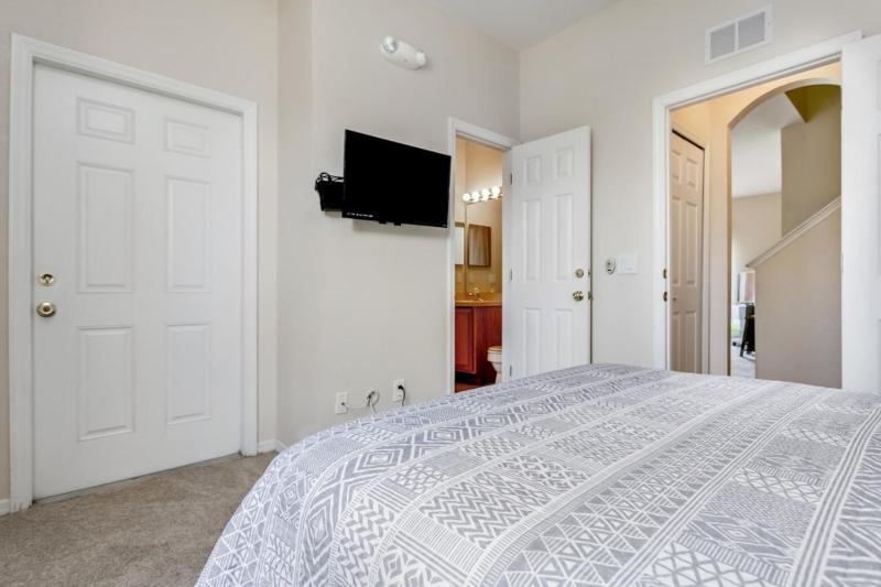 Three-Bedroom Townhouse image 3
