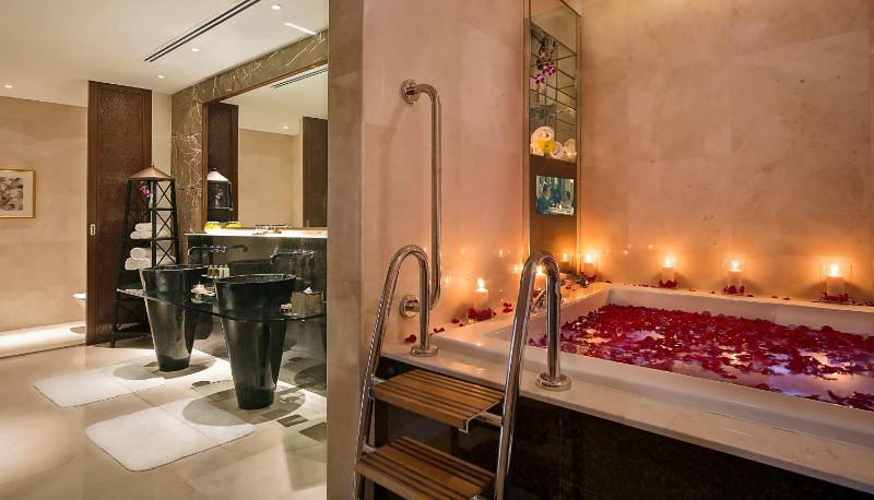 Al Raha Suite– Free daily shuttle bus to Yas attractions, Yas Mall and Grand Mosque image 2